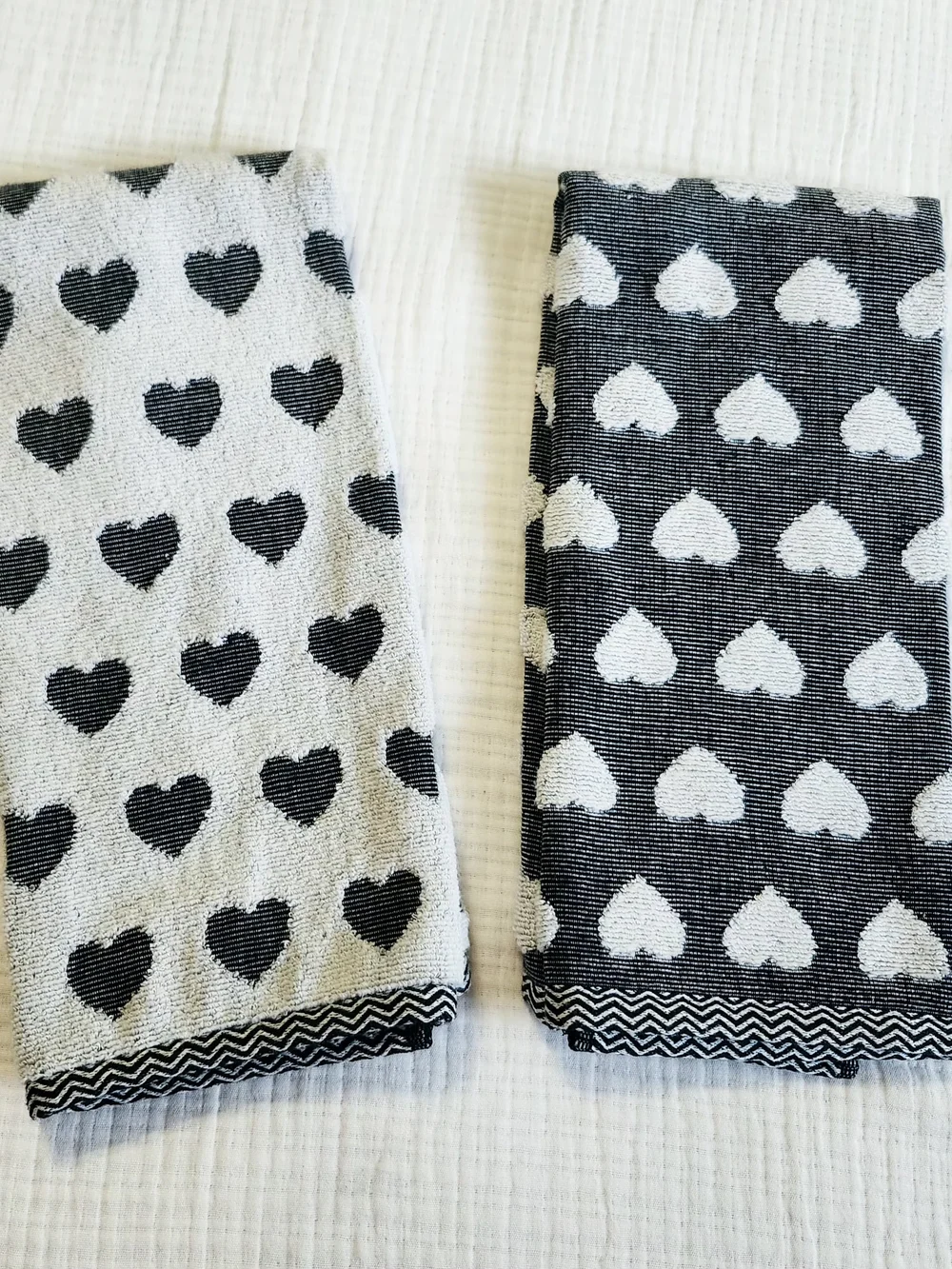 Isaac Mizrahi Black and White Heart Kitchen Towels